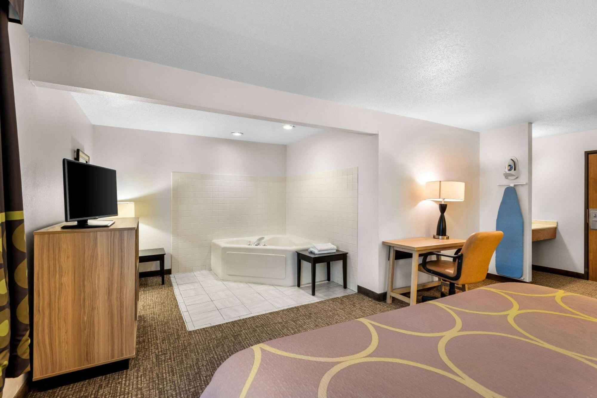 Super 8 By Wyndham Oelwein Hotell Exteriör bild